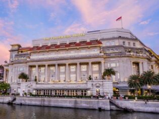 The Fullerton Hotel ved aftentid