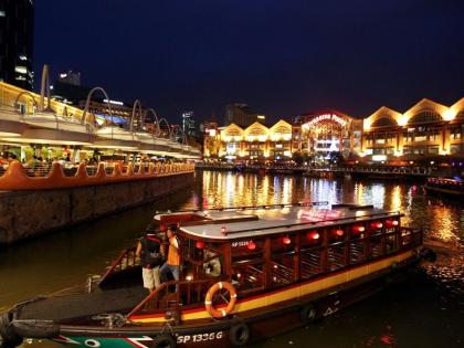 Singapore River Cruise ved aftentid