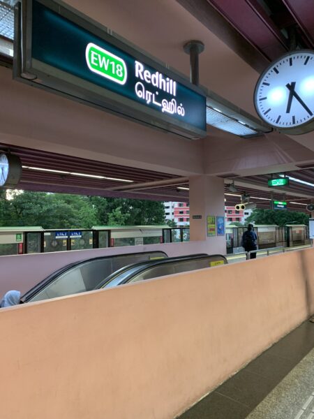 Redhill MRT stationen er kendt for at være udsmykket i rosa og pink nuancer