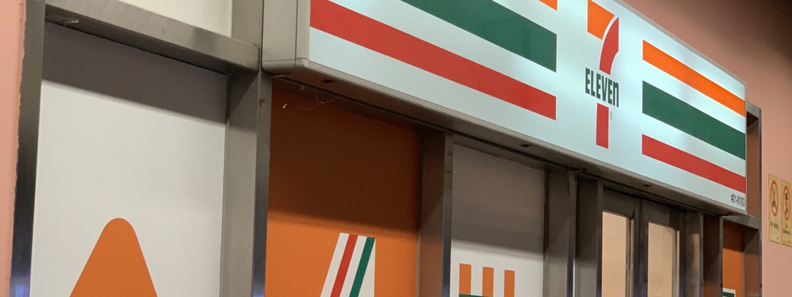 Du kan næsten altid finde 7-eleven, drikke-automater eller lokale snacks ved hver station