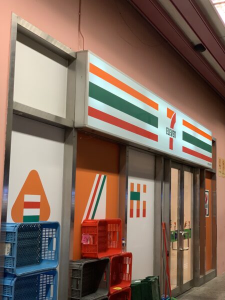 Du kan næsten altid finde 7-eleven, drikke-automater eller lokale snacks ved hver station