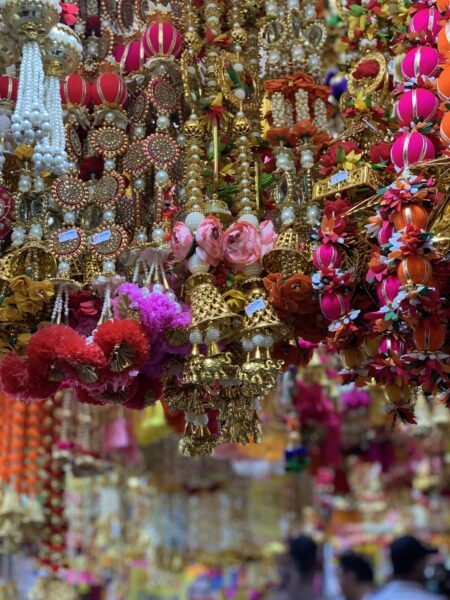 Farverige kæder og guilander til udsmykning i Little India