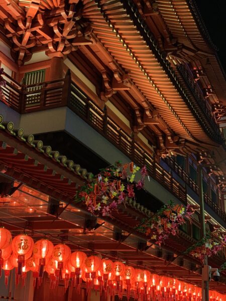 Røde lygter ved Buddha Tooth Relic Templet i Chinatown